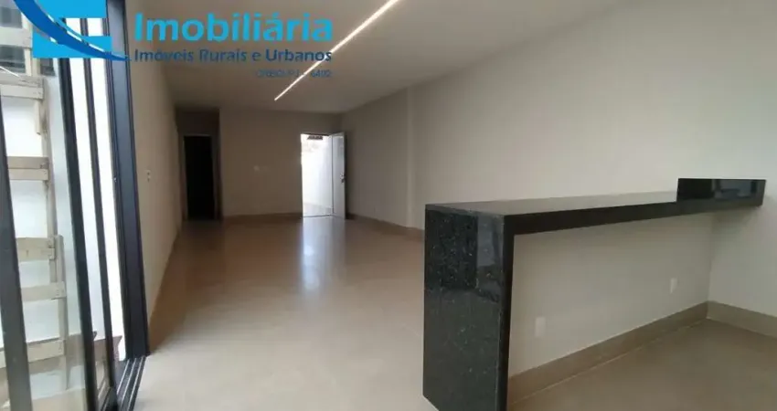 Casa reformada em condomínio fechado, 90 m², 3/4, blindex, closet, cozinha americana, lavanderia, despensa, porcelanato, área de lazer, piscina