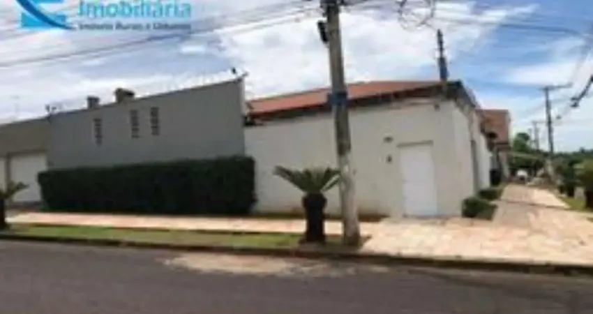 2 casas, 3 quartos sendo 1 suite, sala de jantar, estar e tv, piscina com aquecimento solar, churrasqueira, fogão a lenha. garagem 3 vagas, canil