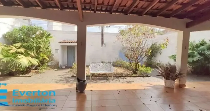 Casa de 3 quartos sendo 2 suítes, 5 vagas, próximo do terminal central