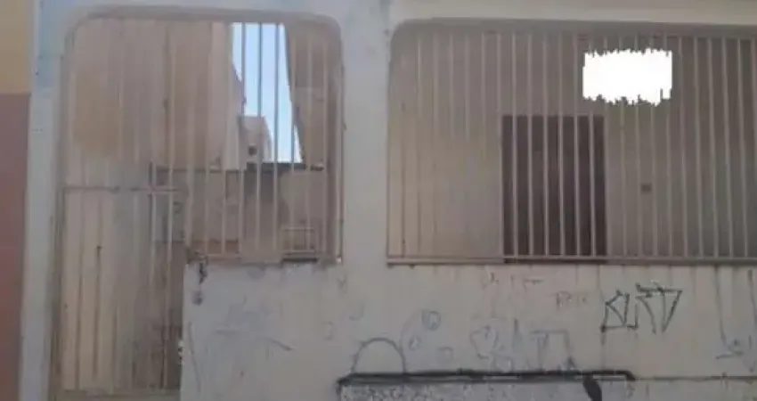 Casa de 2 quartos e edícula de 1 quarto, próximo do terminal central.