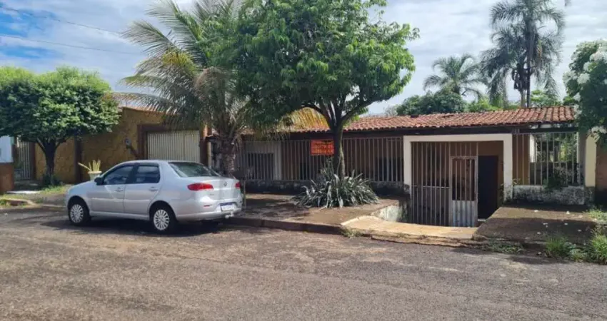 Casa com 3 quartos, 2 vagas cobertas e quintal grande, em terreno de 360.