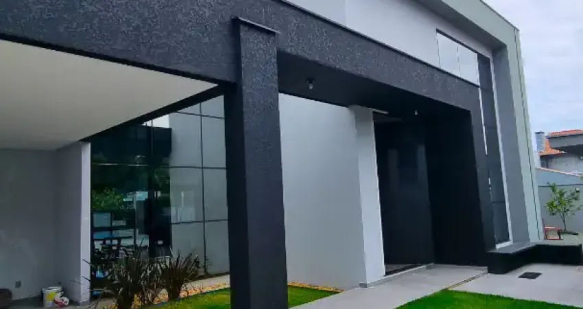 Excelente sobrado de alto padrão na praia de itaguaçu sfs, com 6 quartos sendo 3 suítes, e linda piscina.