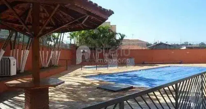 Excelente apto com varanda, 03 dormitórios, sendo 1 com armário