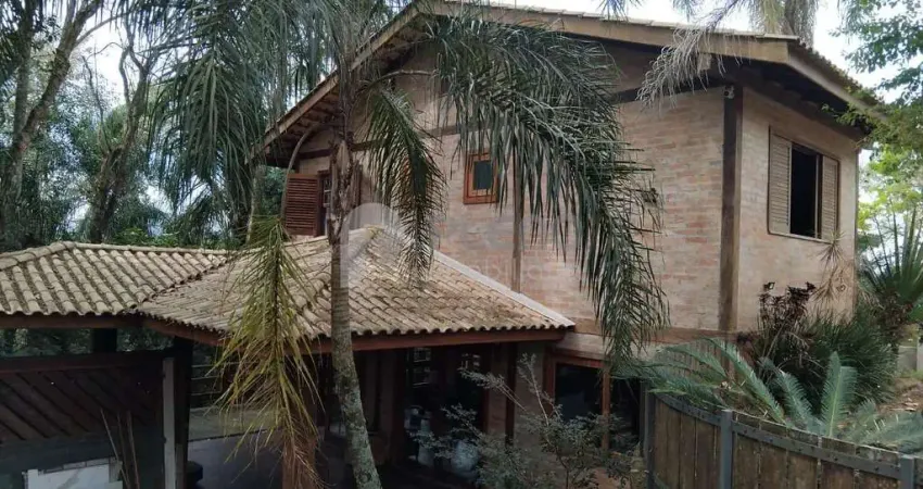 Casa na serra da cantareira com 4 quartos, 3 suítes e 4 vagas no condomínio sausalito.