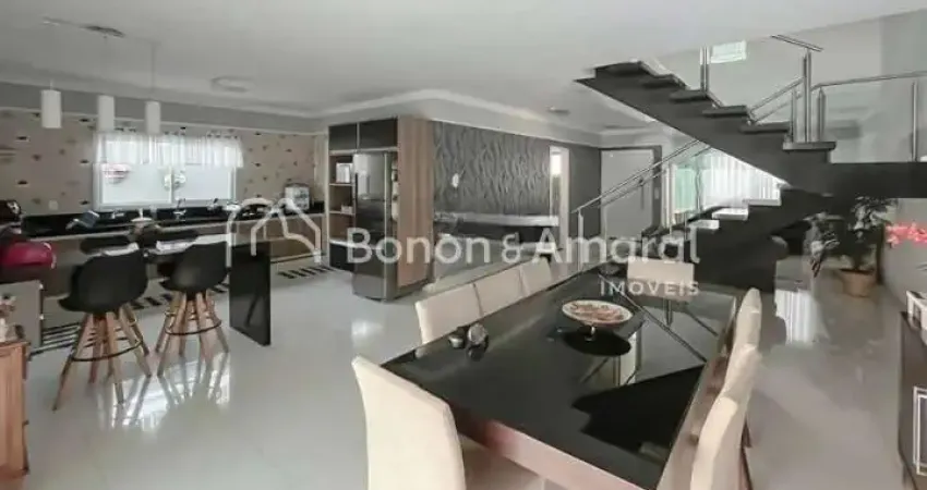 Casa com 3 Quartos e 4 banheiros à Venda, 250 m² por R$ 1.600.000