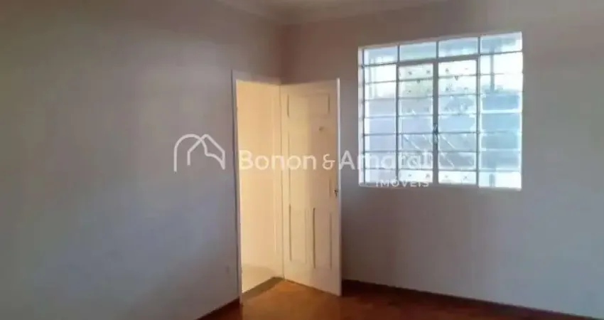 Casa com 4 Quartos e 2 banheiros à Venda, 242 m² por R$ 725.000
