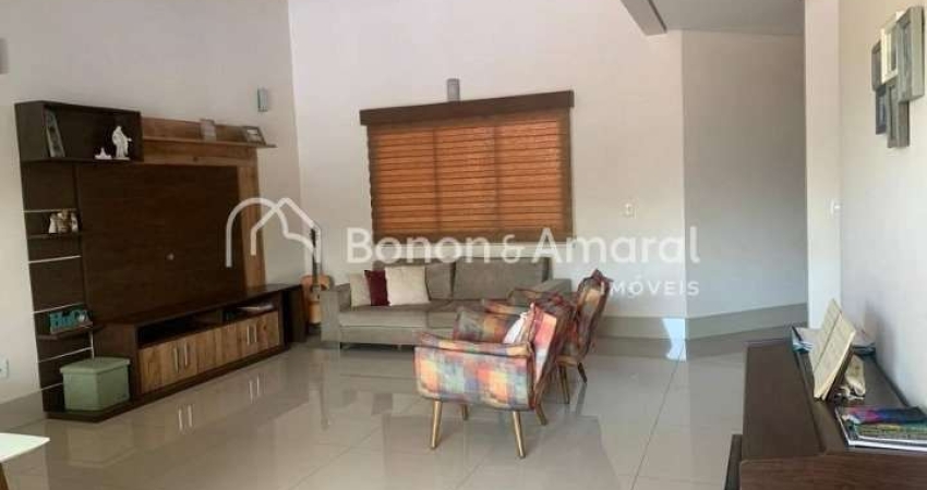Casa de Condomínio com 3 Quartos e 4 banheiros à Venda, 220m² por R$ 1.100.000