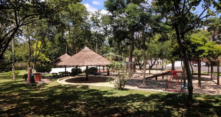 Belíssima casa em condomínio à venda, com 4 quartos, 452 m².