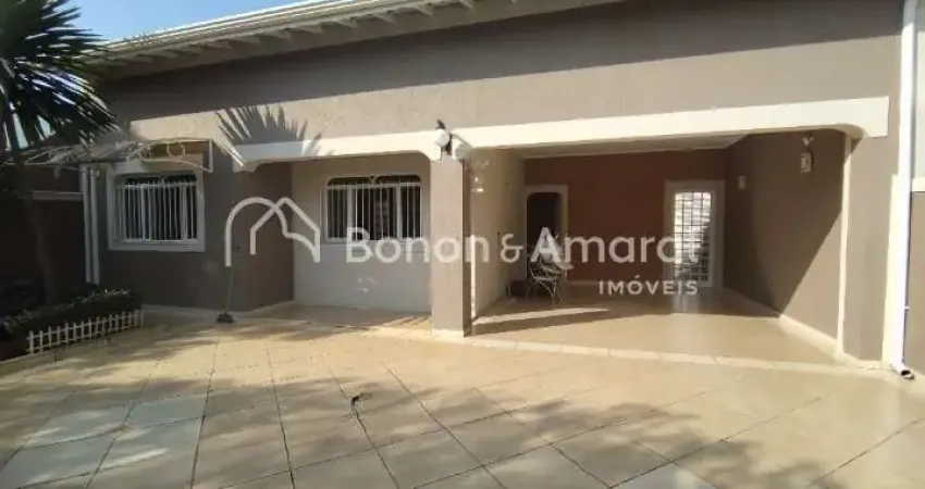 Casa Ampla com 3 Suites, Piscina e Localização Privilegiada
