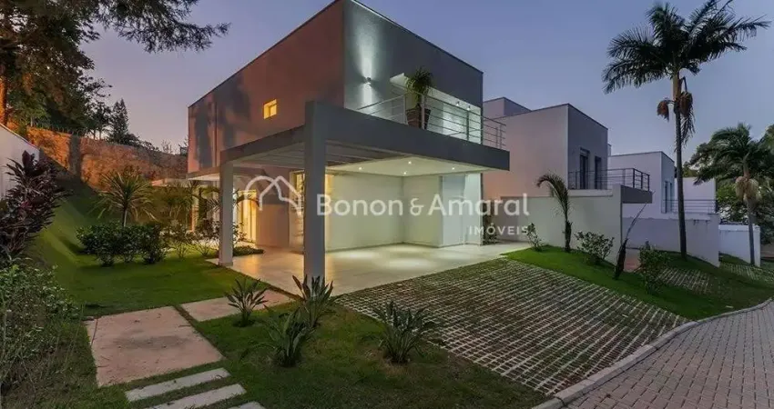 Sobrado com 3 suítes, ampla sala para dois ambientes e 2 vagas cobertas, no exclusivo lake view