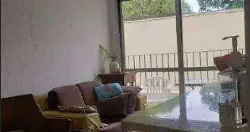 BELO E BEM ILUMINADO COM SACADA, 2 DORMITÓRIOS, ARMÁRIOS, SALA 2 AMBIENTES