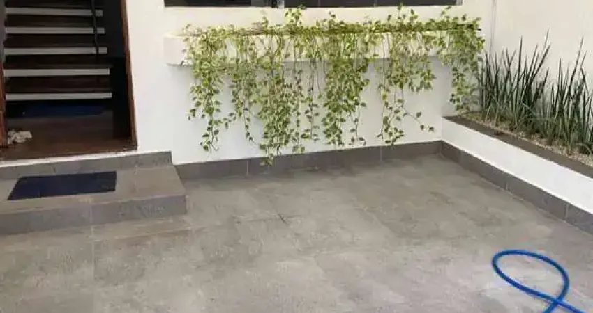 CASA ACONCHEGANTE - LOCALIZAÇÃO ÓTIMA NA CHÁCARA SANTO ANTONIO.