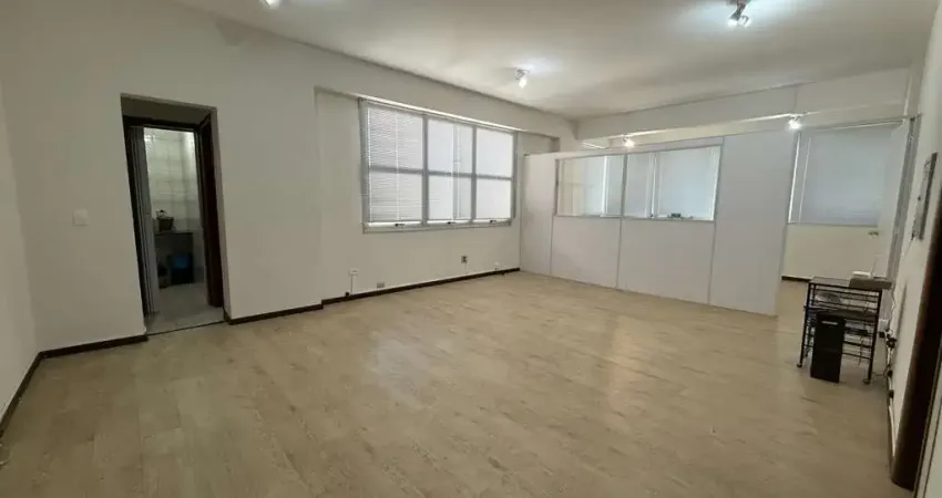 Oportunidade única: Sala comercial de 108m² no Centro de Curitiba-PR, com 2 salas, 2 banheiros e 1 vaga de garagem. Venha conferir!
