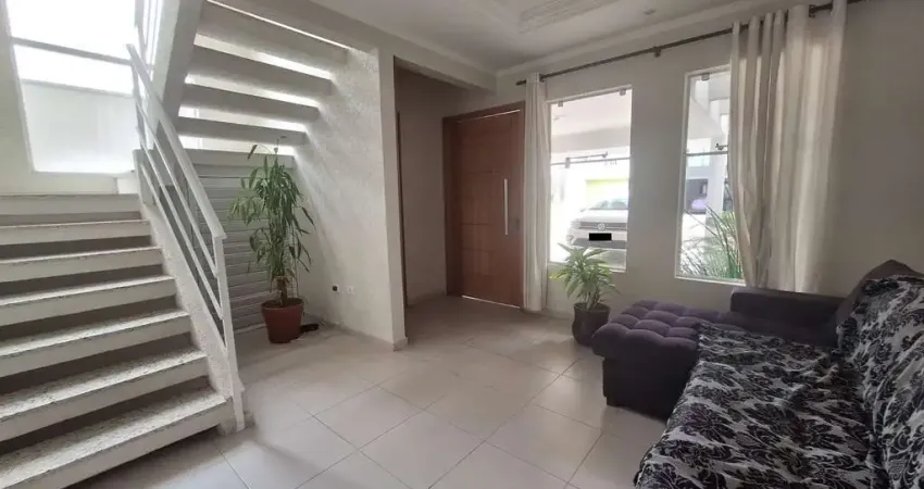 Bairro uberaba curitiba sobrado triplex condomínio fechado com 5 quartos sendo 2 suítes (1 no térreo) condominio com bosque estacionamento visitante