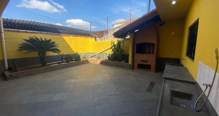 Casa térrea  Vila Angélica 4 dormitórios (1 suíte), 2 salas, cozinha c/ arms, 2 vagas, res ou coml próximo ao aeroporto travessa Av Ipanema