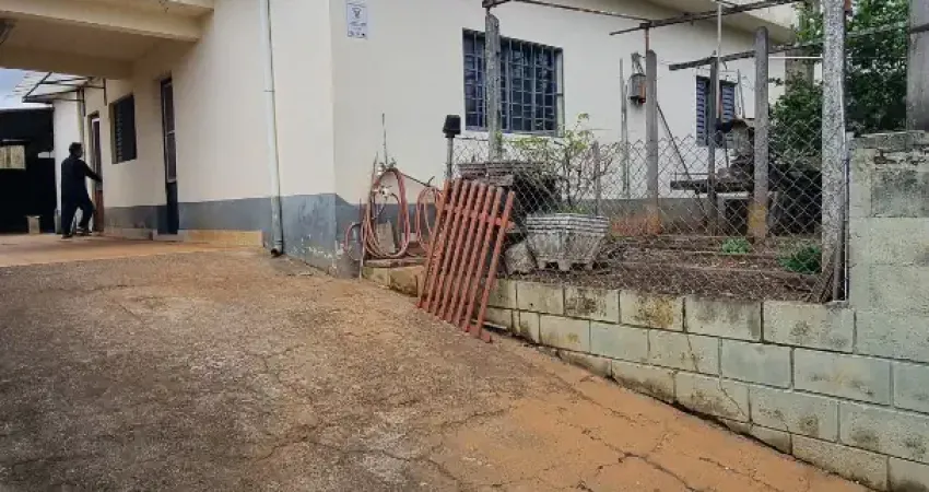 Casa térrea espaçosa com amplo quintal e edícula no bairro de jordanópolis