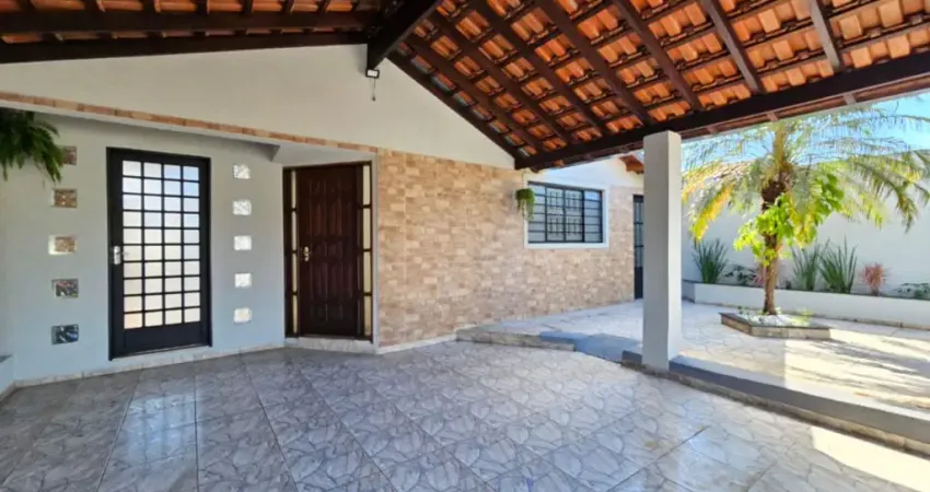 Casa com suíte e gourmet à venda perto da FIB! Lote inteiro. Aceita financiamento!