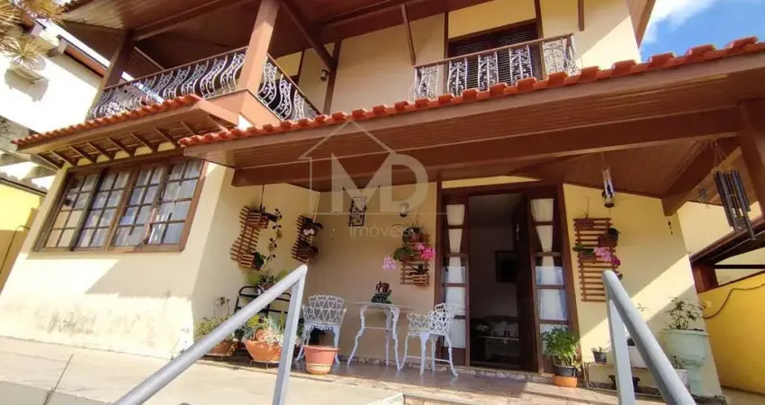 Casa 4 dormitórios ou + para Venda em Teresópolis, Agriões, 4 dormitórios, 1 suíte, 4 banheiros, 3 vagas