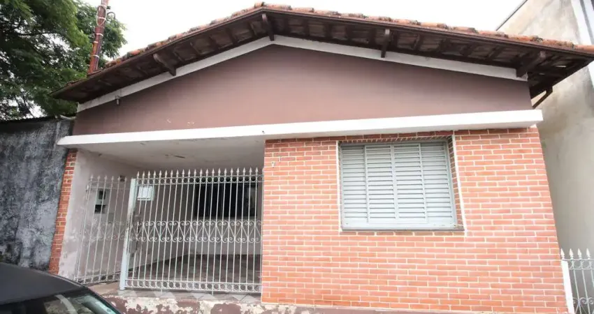 Casa com 3 Dormitórios e Amplo Quintal - Excelente Localização