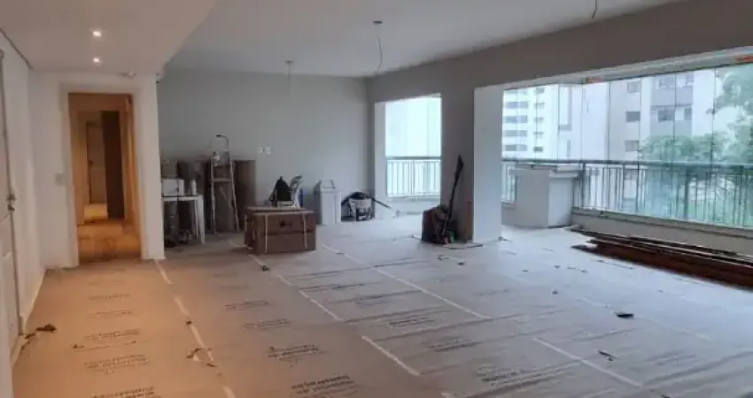 Apartamento alto padrão totalmente reformado – 230m² | 3 suítes | 4 vagas + depósito | andar alto