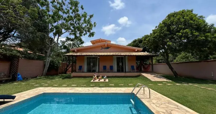 Casa linear com 4 quartos, sauna, piscina a 50 metros da praia.