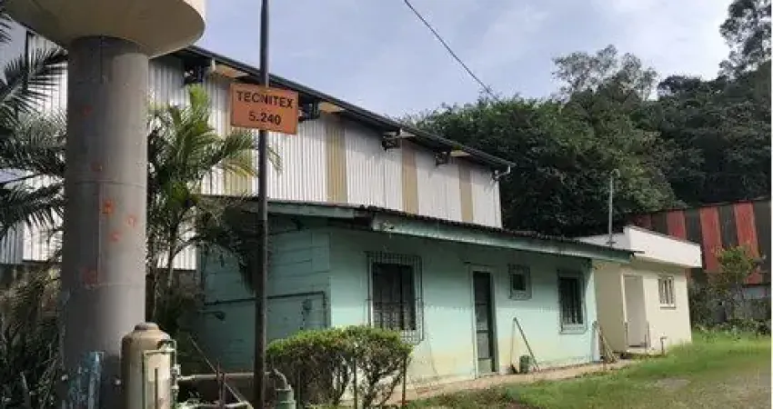 Galpão Moderno e Bem Localizado  à margem da BR 116 em Taboão da Serra