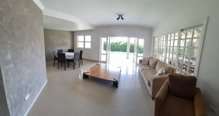 Casa Encantadora em Granja Vianna - 4 Suítes, Piscina