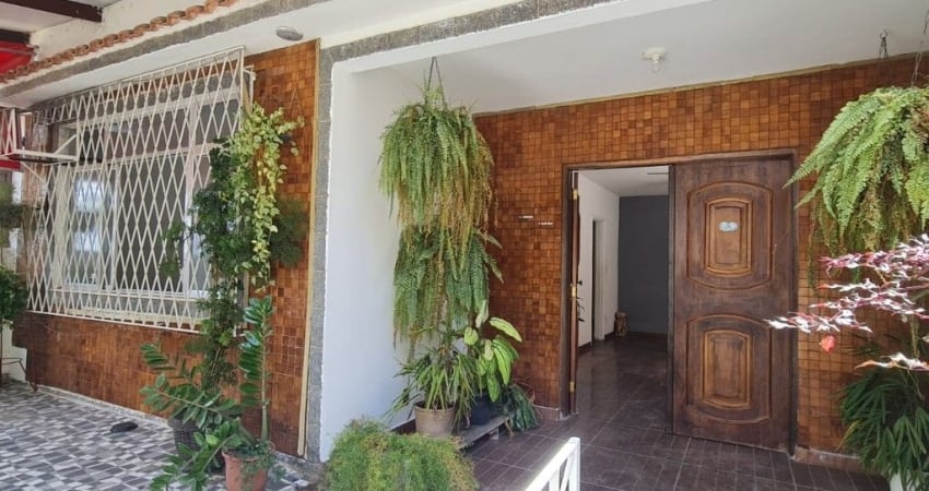 Casa na Freguesia com 3 quartos, suíte, vaga de garagem.