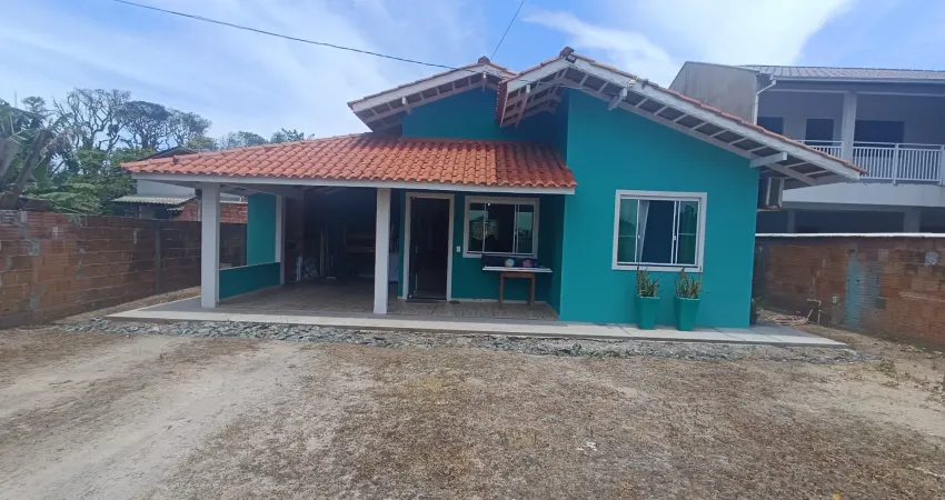 Casa com uma linda área de festa na praia do ervino com 3 dormitórios