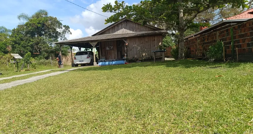 Casa de madeira com um amplo terreno na praia do ervino próximo a escola e posto de saúde