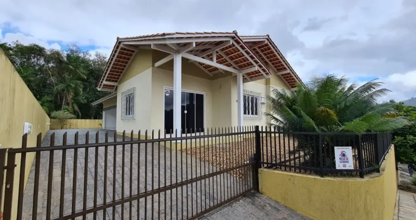 Linda casa em pomerode com 3 dormitórios sendo uma suíte um closet próximo ao komprao