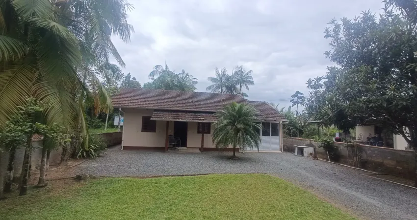 Linda casa em pomerode com 3 dormitórios sendo uma suíte com um amplo terreno