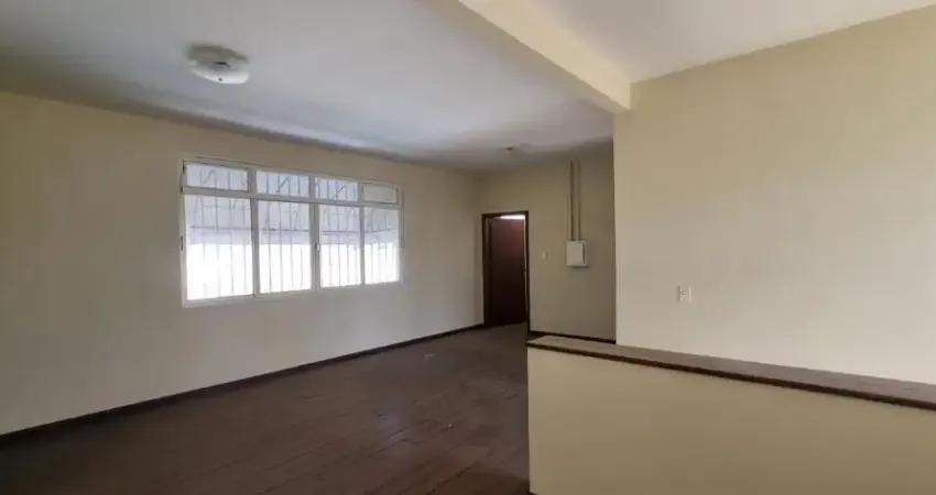 Alugo casa comercial em Cuiabá com excelente localização.