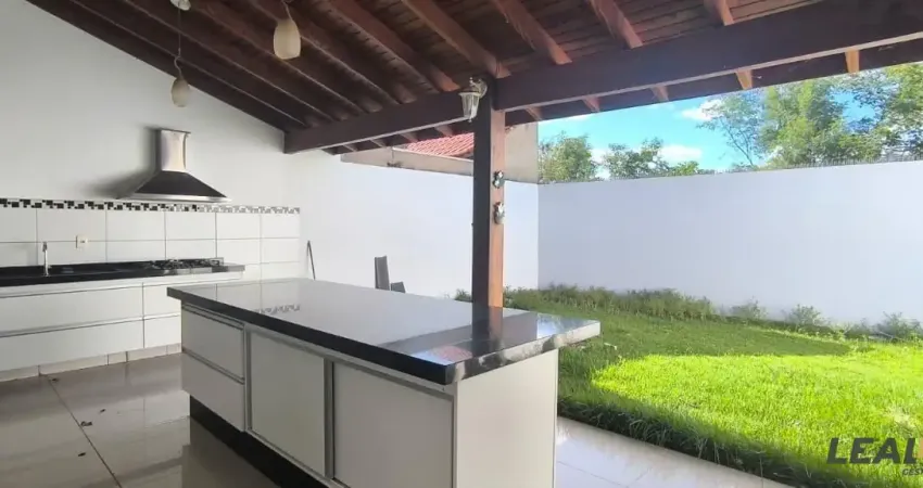 Vendo casa no condomínio terra nova – várzea grande com varanda externa ampliada