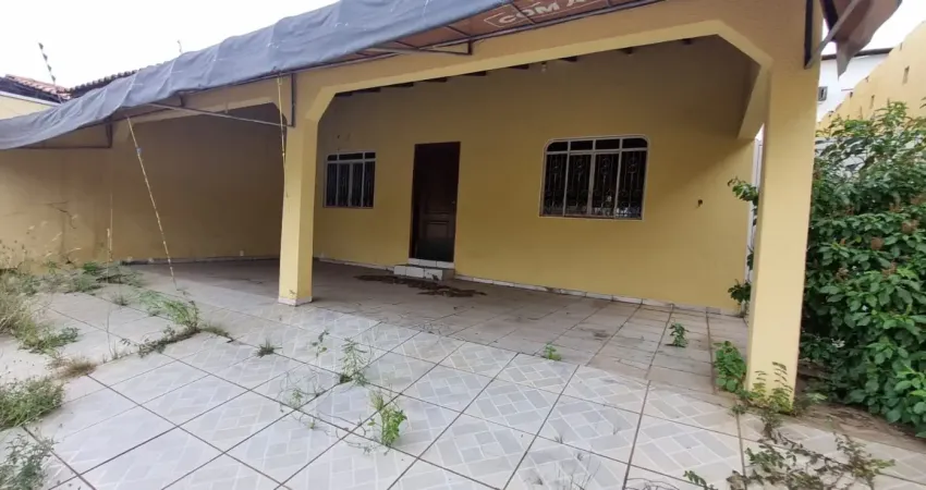 VENDO - Casa comercial frente para Av principal do Bairro CPA 3 em Cuiabá MT