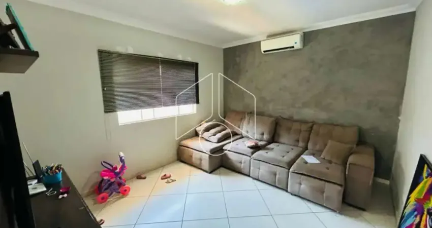 Casa com piscina localizada próximo a principal avenida do bairro