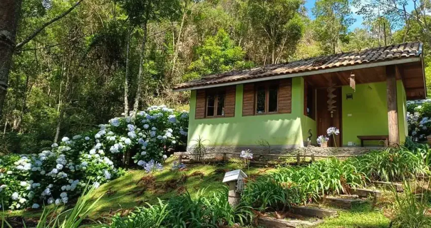 SÍTIO COM 3 LINDOS CHALÉS EM MEIO A NATUREZA PRESERVADA EM SAPUCAÍ-MIRIM/MG