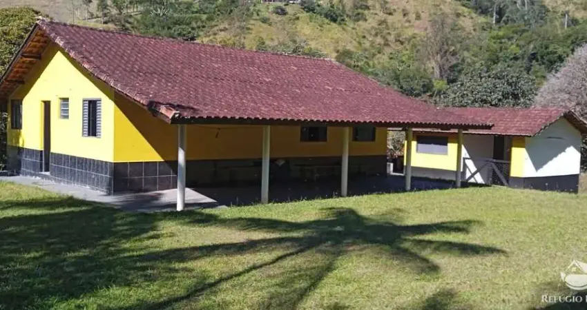 Sítio com linda paisagem, excelente localização e várias nascentes