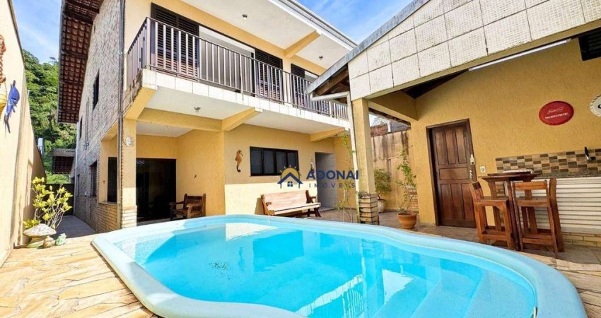 Você precisa ver essa CASA COM PISCINA no Centro de Guaratuba!