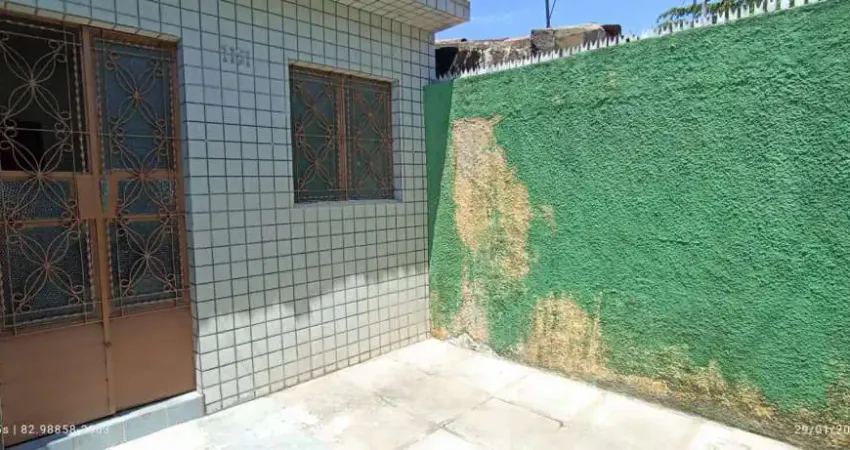 Casa à venda em rua pública, CENTRO , Maceió, AL