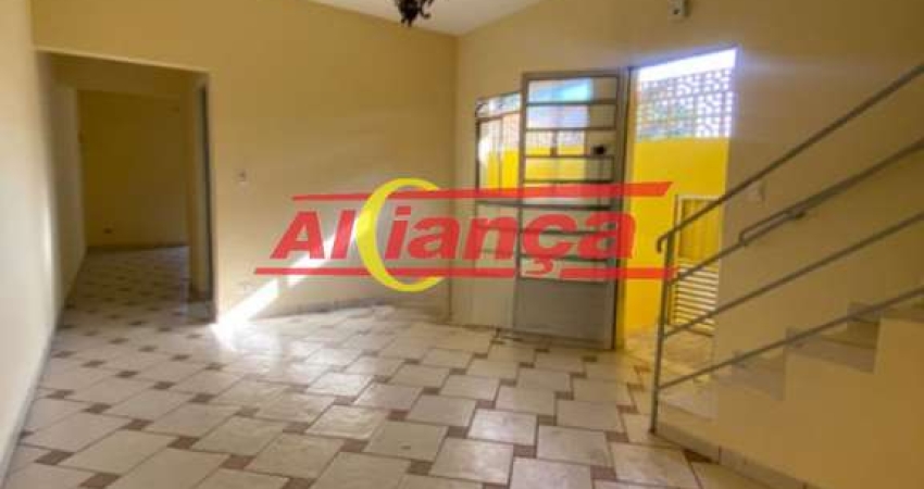 Sobrado com salão térreo, 3 quartos e 2 vagas de garagem no Vila Nova Bonsucesso Por R$ 3.350,00