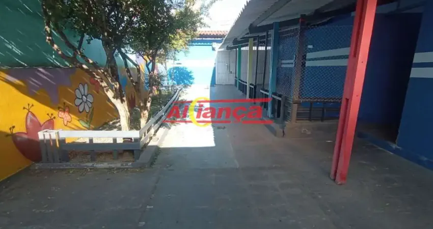 Casa Comercial para alugar com 4 salas, cozinha, quintal, Jardim Flor da Montanha por R$: 3.300,00