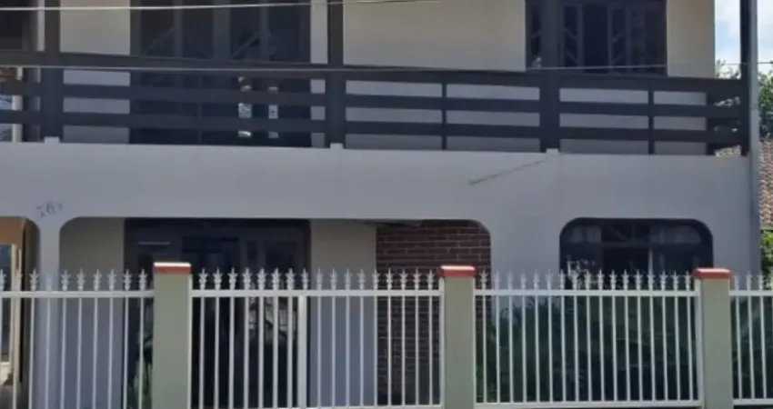 Casa à venda, ampla, confortável e com área gourmet no piso superior!