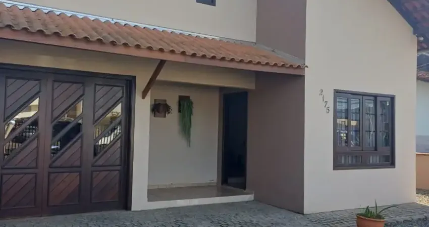 Casa à venda – petrópolis, joinville/sc. excelente oportunidade para morar ou investir! imóvel versátil, podendo ser utilizado também para fins comerciais, localizado em rua asfaltada, com ótimo esp