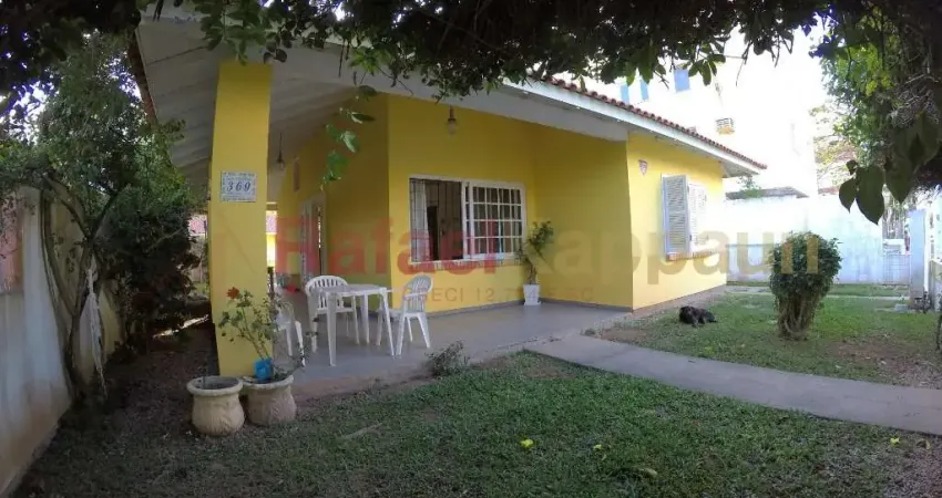 Linda casa de excelente construção! 03 dormitórios, sendo 01 suite na casa principal