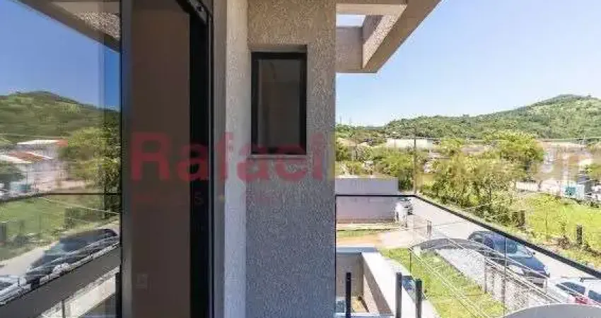 Casa com 3 dormitórios sendo uma suíte e duas demi-suites. pátio privativo