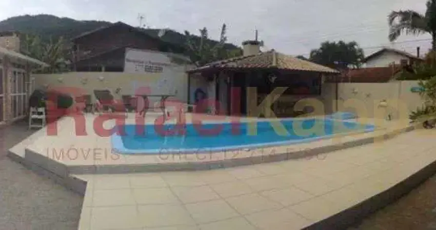 Casa em terreno de 526m² com mais dois apartamentos duplex de dois dormitórios!