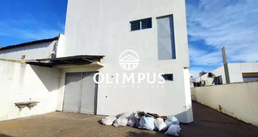 Cômodo comercial com excelente localização e bairro, área total de aproximadamente 450 m² de construção.