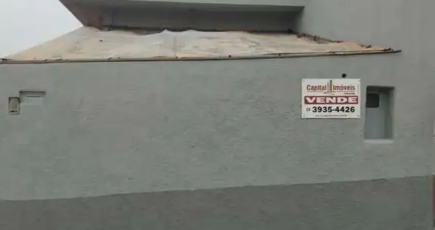 Casa com 3 Dormitórios, WC. Social, Sala, Cozinha americana, Lavanderia, Despensa, WC e 5 Vagas de garagem descoberta. Excelente localização, perto de Escola e Comércio em geral.