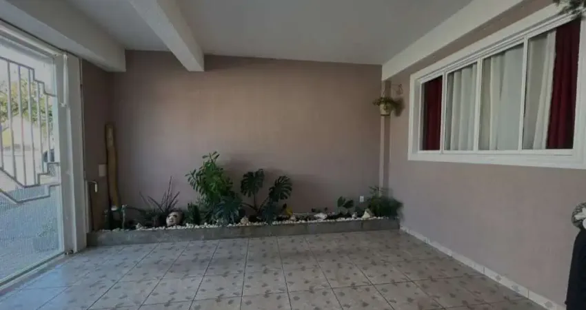 Sobrado - 3 dormitorios, todos com armarios (sendo 2 suítes e uma com sacada), wc. social, 2 salas (1 sala com sacada), cozinha planejada, área de serviço, área gourmet com churrasqueira, 2 vagas de g